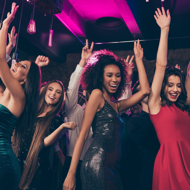 Junge Frauen beim Tanzen