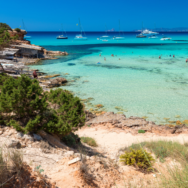 Blick auf natürliche Bucht und Strand Cala Saona