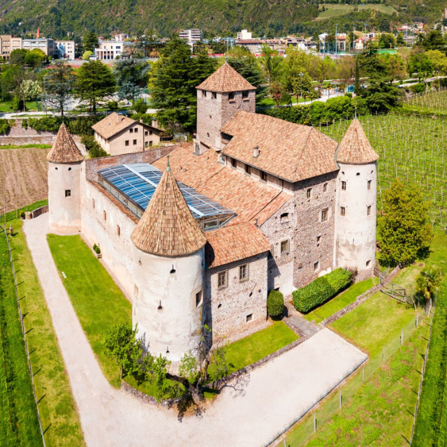 Schloss mit vier Türmen