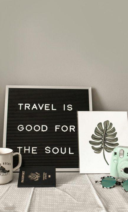 Biler, Passport, Kaffeetasse und Fotokamera
