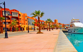 Marina in Hurghada mit Yachten im Wasser