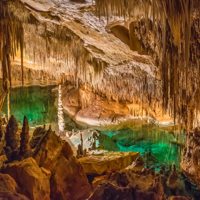 Tropfsteinhöhle mit grüner Beleuchtung
