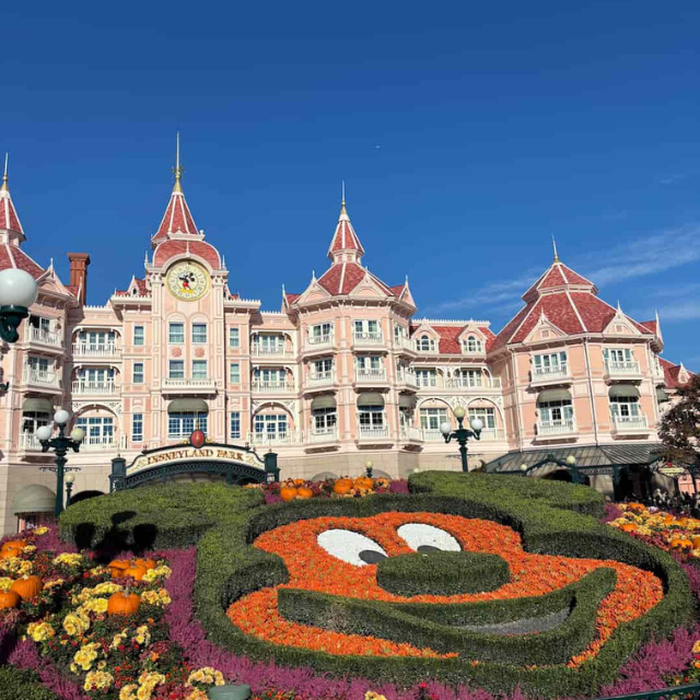 Disneyland Hotel mit Türmen und Blumenteppich im Vordergrund
