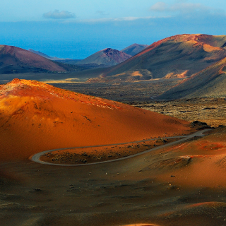 Lanzarote Straße durch rot-schwarze Vulkanlandschaft