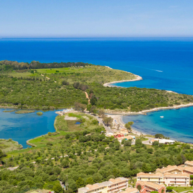 Luftaufnahme vom Agios Spyridon mit Blick auf den Strand und die Lagune