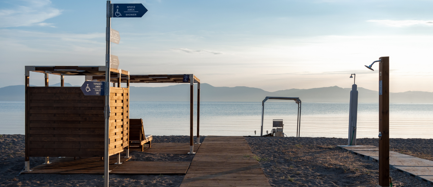 Über den Sand gelegter Holzsteg am Hotelstrand als barrierefreier Zugang zu Strand und Umkleiden