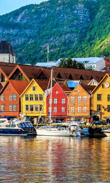 Häuser am Wasser in Norwegen