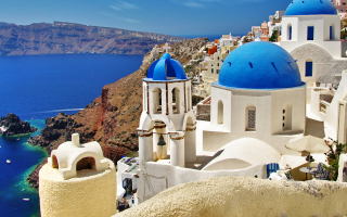 Blick auf Küste und Dörfer auf Santorin
