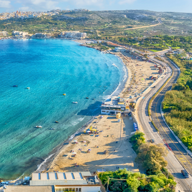Luftaufnahme des hellen Strandes in der Mellieħa Bay