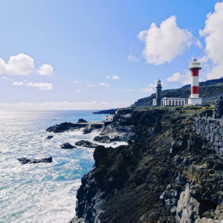 Leuchtturm Fuencaliente auf den Klippen von Playa del Faro