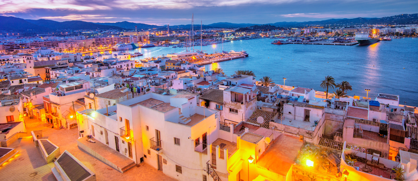 Hafen der Ibiza Altstadt am Abend