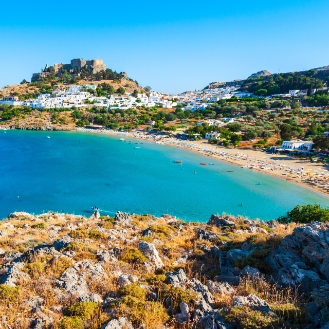 Blick auf Lindos Beach mit Akropolis im Hintergrund