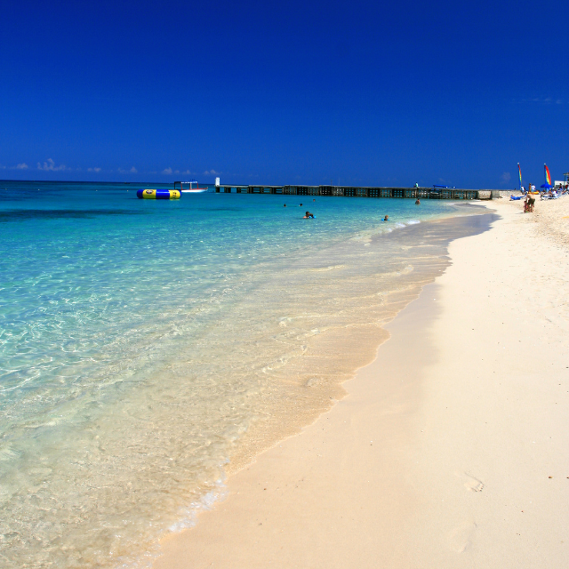 Blick entlang des hellen Sandstrands
