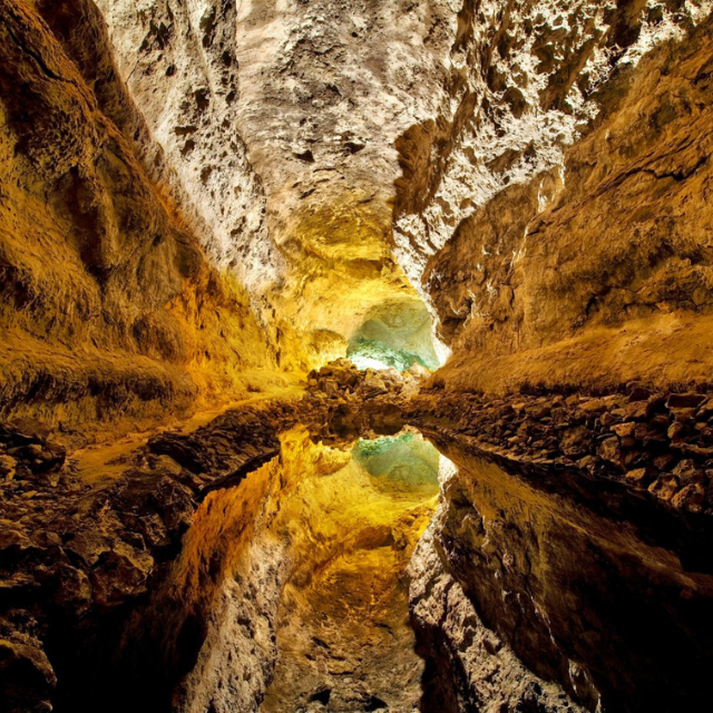 Beleuchtetes Höhleninneres in Cuevas de los Verdes
