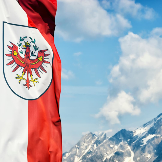 Südtiroler Flagge vor Bergkulisse