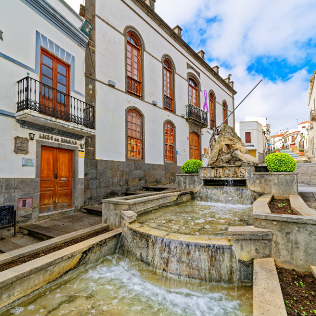 Brunnen und Wasserlauf in der Straße in Firgas
