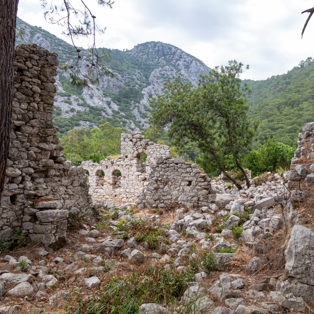 Blick auf eingefallene Mauern der antiken Stadt Olympos