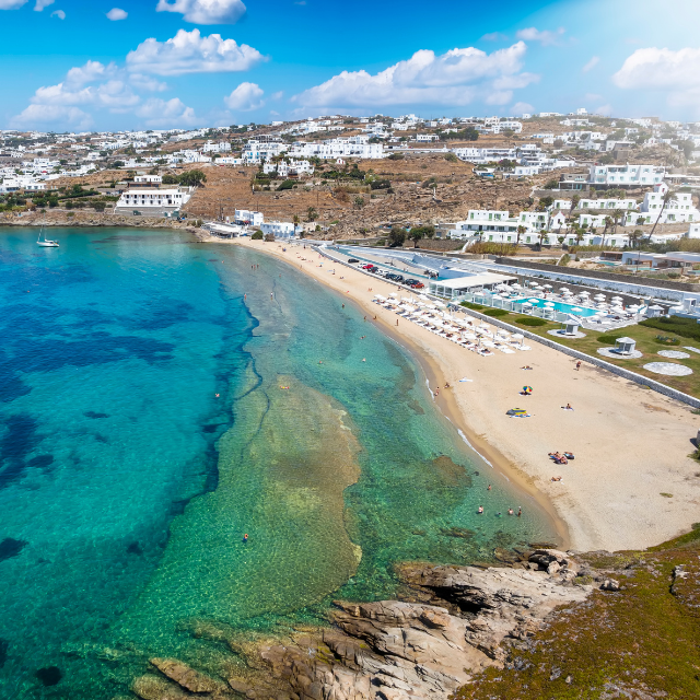 Blick auf hellen Sandstrand Megali Ammos Beach unter Mykonos-Stadt